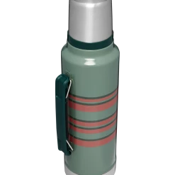 Hot Sale 🤩 Stanley The Vintage Loom Legendary Classic Bottle | 1.5 QT 🧨 12 Hot Sale 🤩 Stanley The Vintage Loom Legendary Classic Bottle | 1.5 QT 🧨 -SWEESE Shop B2B Web PNG The Vintage Loom Classic Bottle 1 5QT Heritage Stripe Hero Back